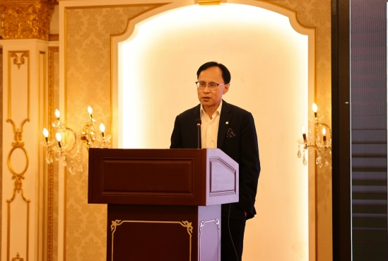 钟布教授作主旨报告 钟布教授作主旨报告