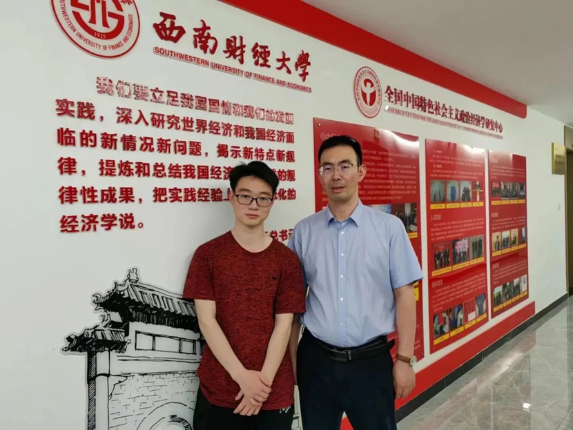 孙滋明和西南财经大学的恩师韩文龙合影_副本.jpg