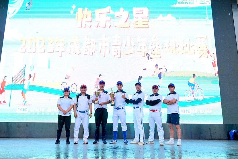 退役后成为棒球教练的王寒冰（中），希望带领学生打出一个全国冠军_副本.jpg