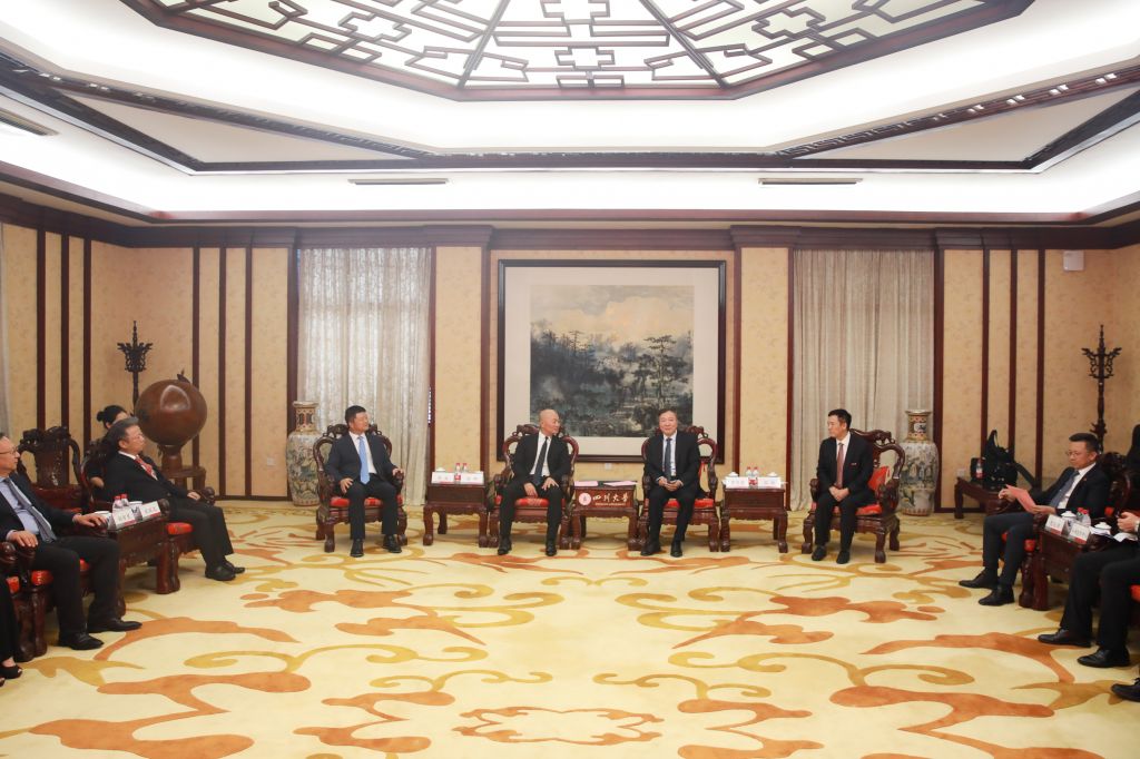 爱尔眼科医院集团与学校签署战略合作框架协议