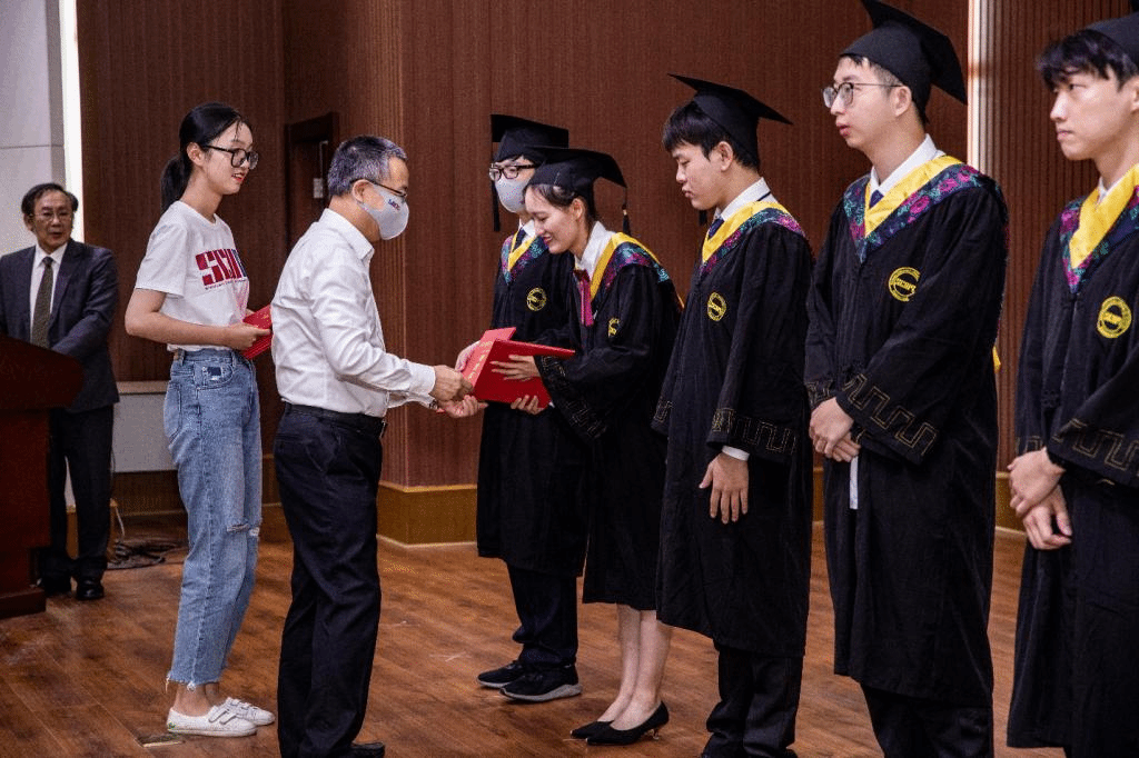 匹兹堡学院举行2021届毕业典礼深造率近90%