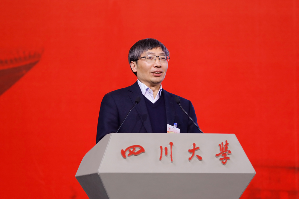 中层领导干部代表"双一流"建设与质量评估办公室主任李忠明发言大会在