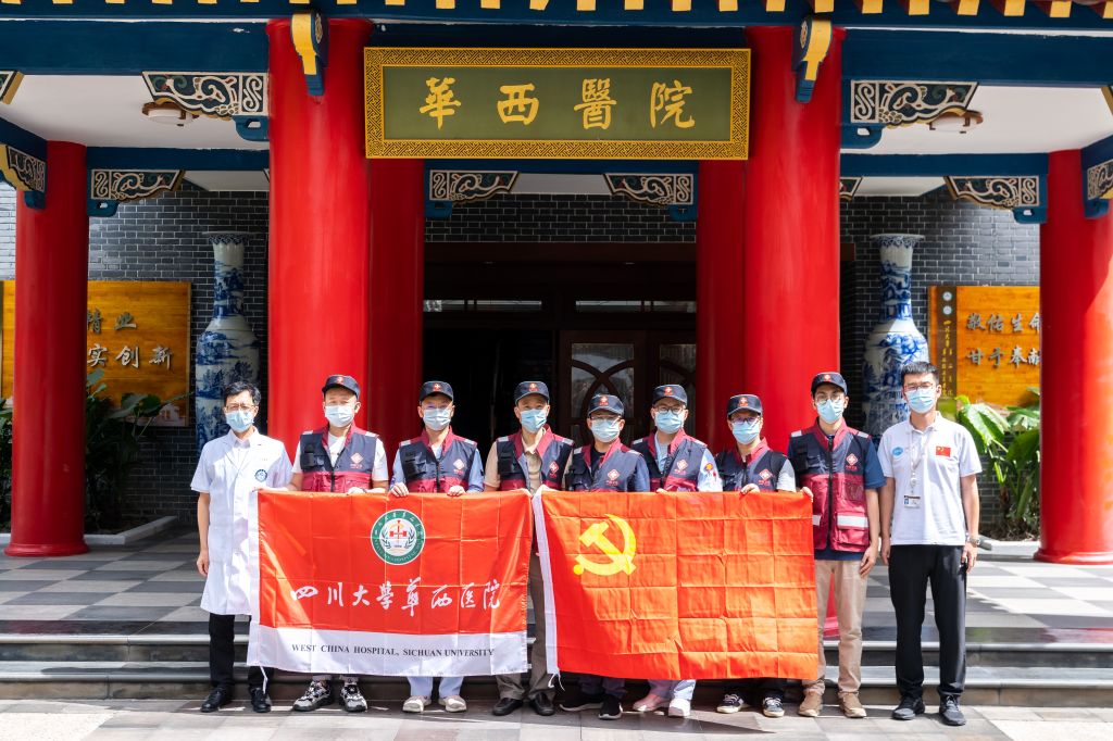 我校华西医院两支14人医疗救援队驰援泸定地震灾区