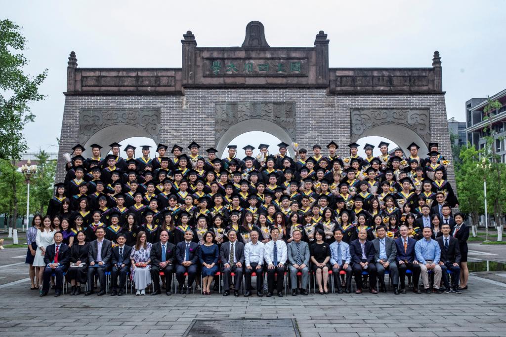 匹兹堡学院举行2021届毕业典礼深造率近90%