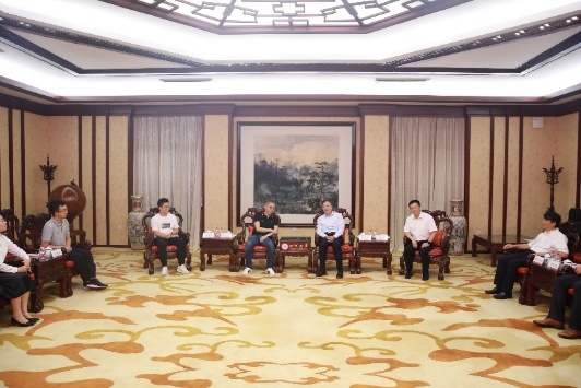 校友李卫伟向学校捐赠500万元