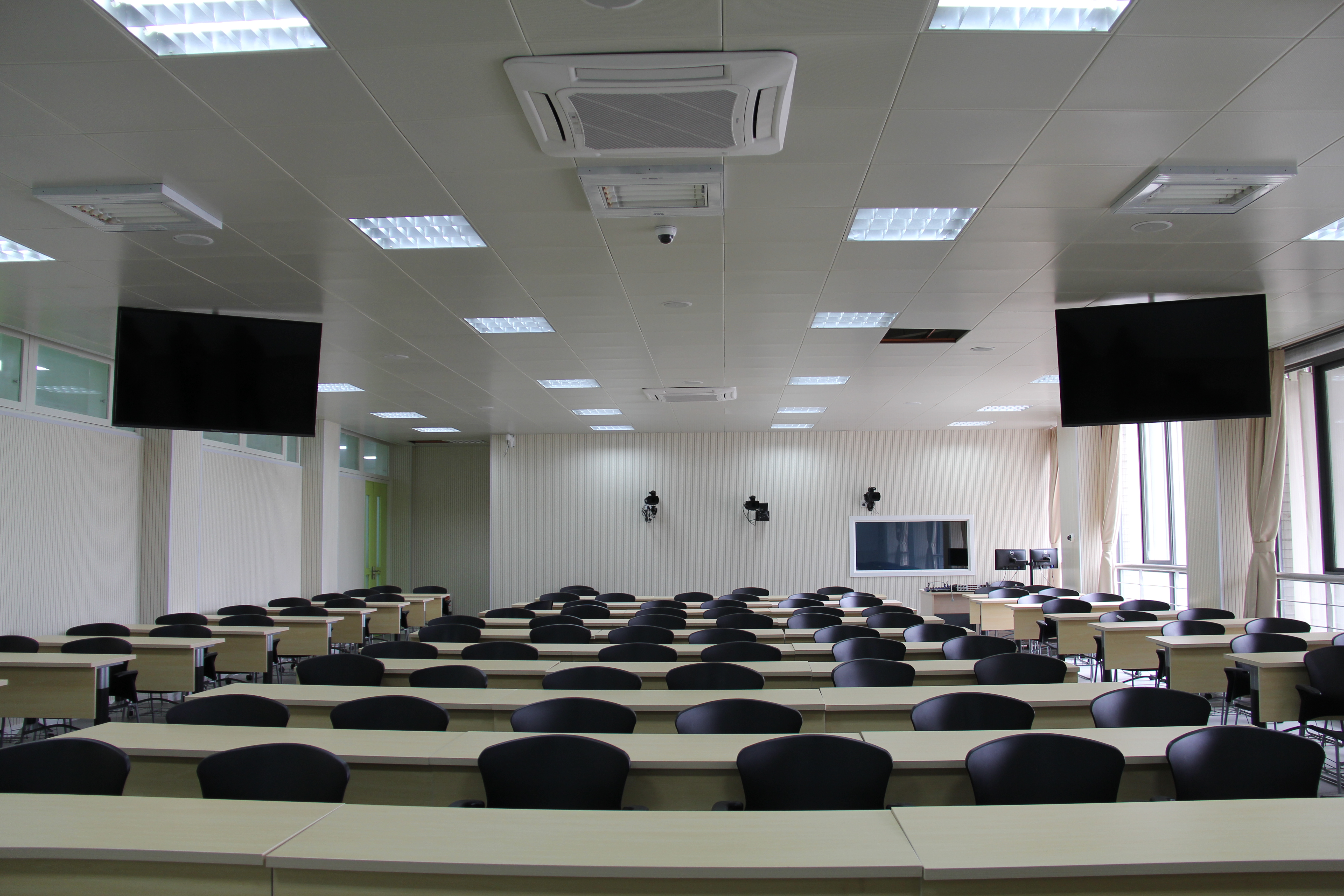 近年来,四川大学以课堂教学改革创新为切入点,建成"网络互动教室","