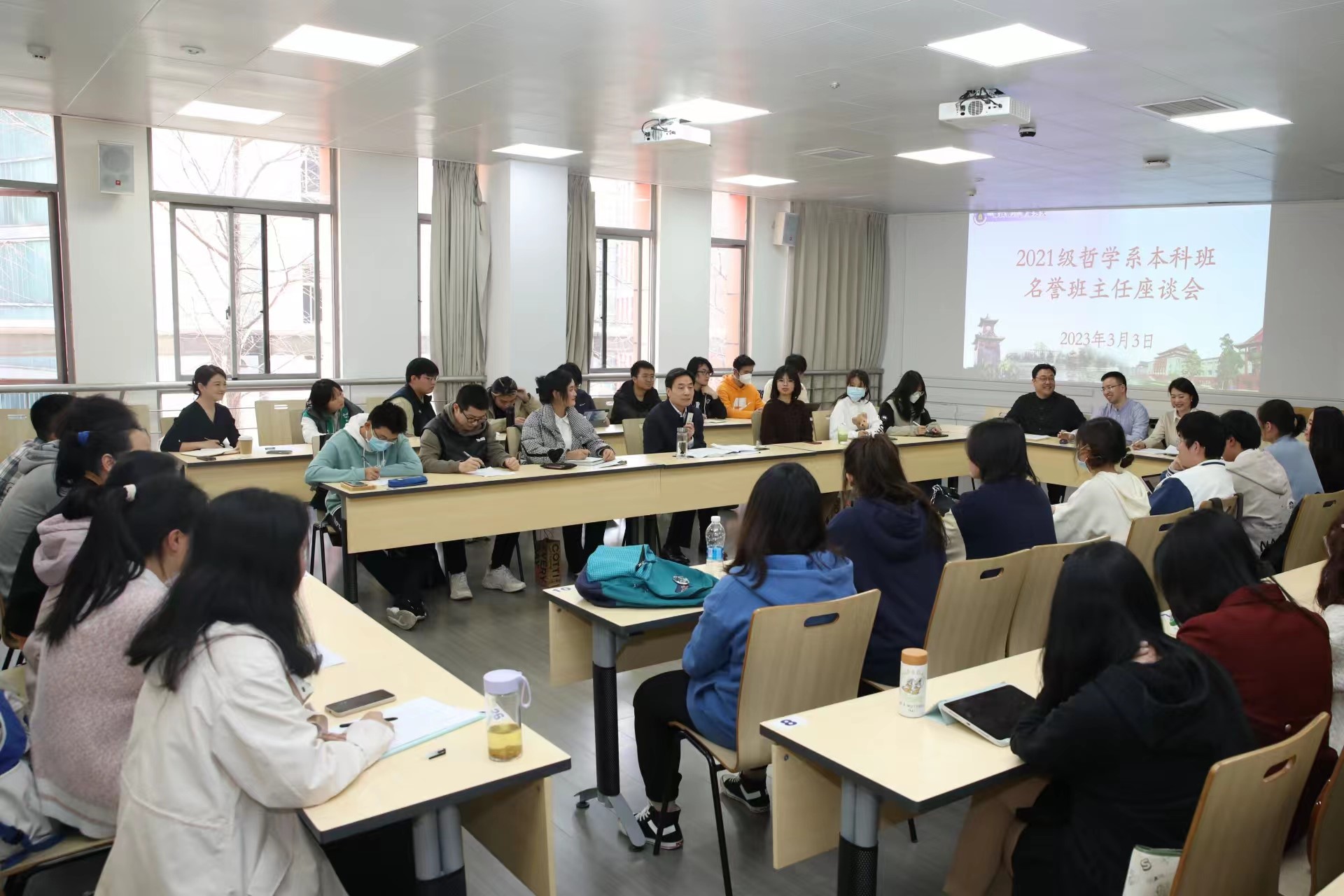 校党委书记甘霖到哲学系开展名誉班主任活动
