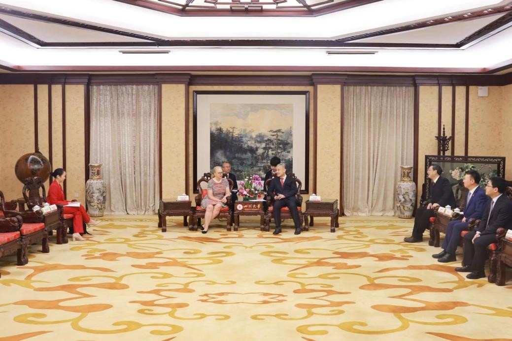 加拿大驻华大使梅倩琳一行来校访问