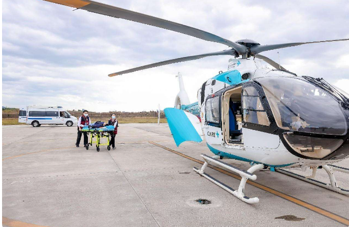 4月19日上午9时43分,一架医疗构型救援直升机紧急降落在四川大学华西